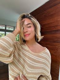 Karol G vuelve a encender la escena musical global. La artista colombiana anunció oficialmente su nueva gira internacional, “Tropitour”, un ambicioso recorrido que la llevará por América y Europa entre 2026 y 2027. Con este anuncio, la cantante reafirma su posición como una de las figuras más influyentes del pop latino actual.