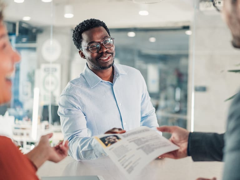 El empleo en Colombia durante 2026 muestra señales positivas de recuperación, aunque persisten desafíos estructurales que ponen en duda la sostenibilidad del crecimiento laboral. Las cifras más recientes reflejan una reducción del desempleo, pero también evidencian problemas como la informalidad y las brechas de género.