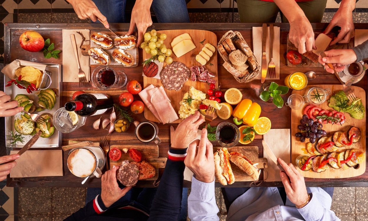 El mercado de alimentos vive una transformación acelerada en 2026. Los alimentos innovadores se consolidan como protagonistas en la industria, impulsados por consumidores que exigen opciones más saludables, sostenibles y alineadas con la tecnología. Esta evolución no solo redefine lo que se consume, sino también cómo se produce y se distribuye.