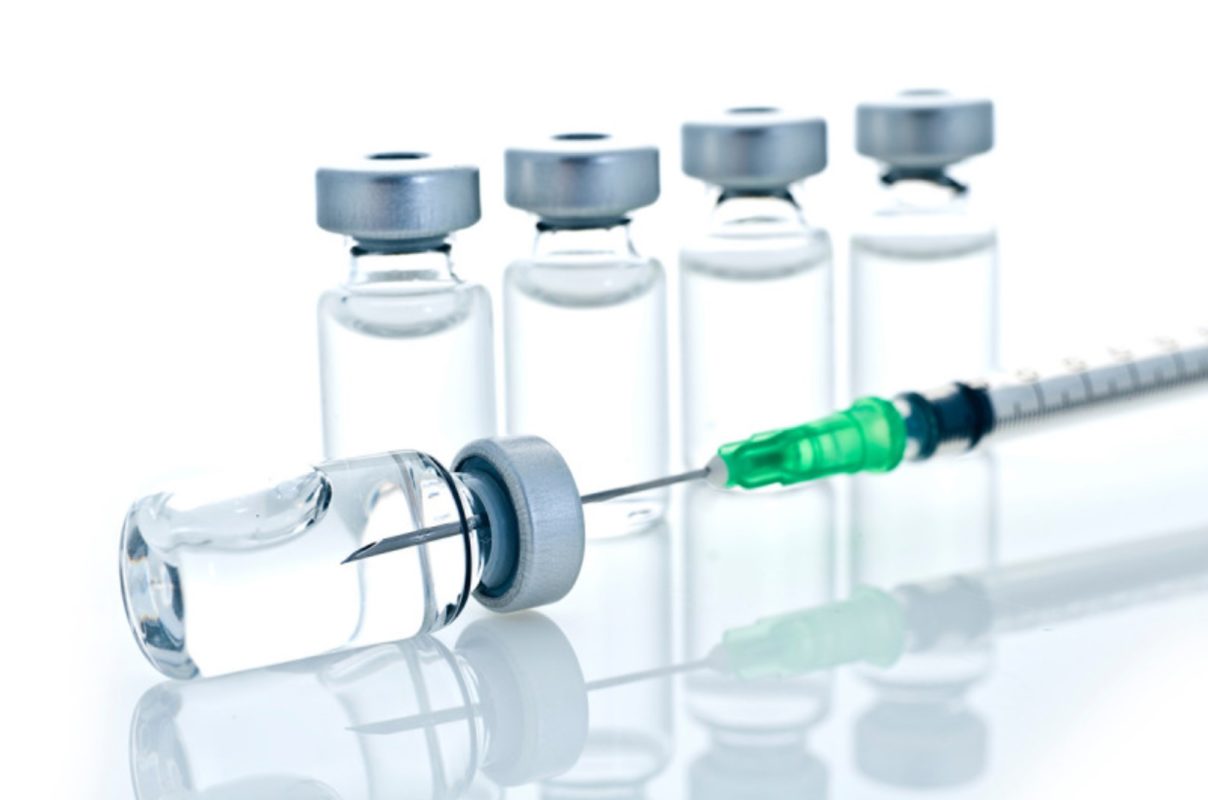 La “vacuna contra el cáncer” de la University of Virginia no es una vacuna universal para todos los cánceres. Es una vacuna experimental desarrollada para tratar el melanoma, un tipo peligroso de cáncer de piel. Aún está en investigación y ensayos clínicos.