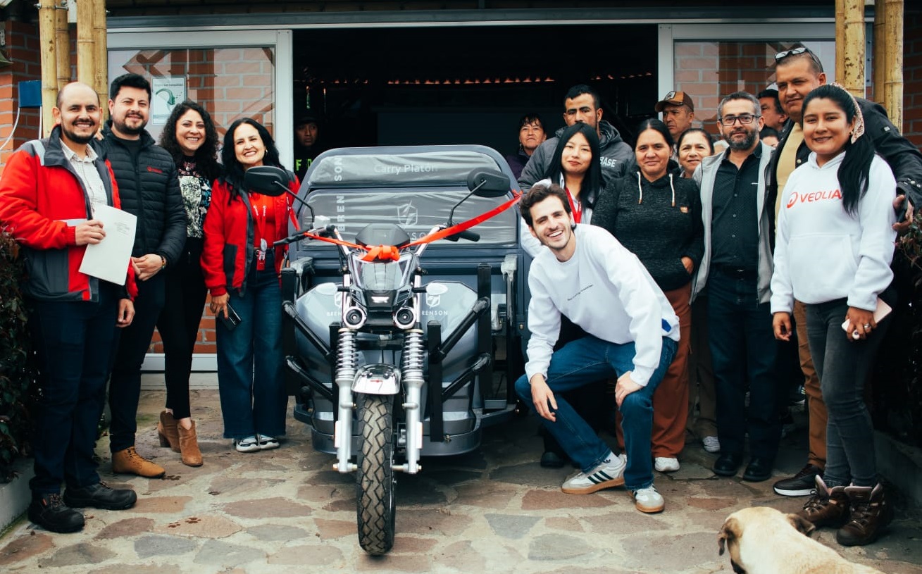 En la imagen aparecen Juan Fonseca, Ricardo Pantoja, Ángela Paz, Mónica Argoty, Martín Gómez, Tatiana Botina, José Reyes, Franklin Coral y Camila Escobar durante la entrega de tres vehículos eléctricos motorizados.