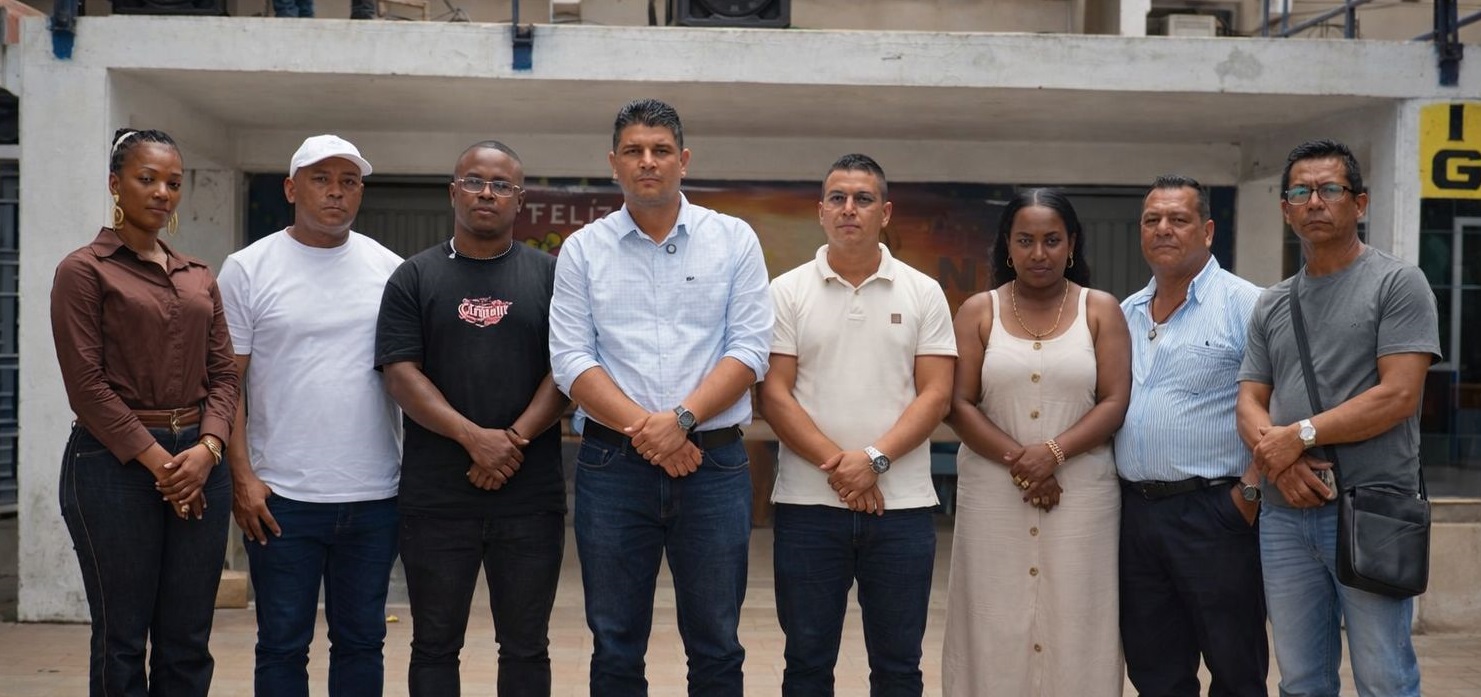En la imagen aparecen Gladys Castro, Álvaro Erminsul Salazar, Ricardo Salas, Felix Henao, Alexis Eraso, Yolima Arrieta, Alberth Ortiz y William Valencia, quienes participaron en la inauguración de la nueva sala STEAM en el municipio de Tumaco.