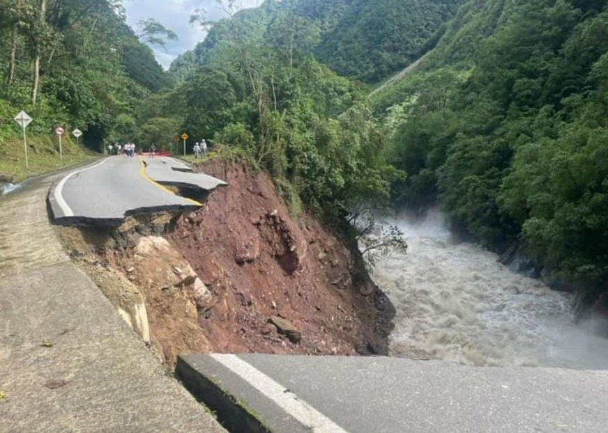 La actual ola invernal que atraviesa Colombia durante abril ha generado fuertes lluvias en gran parte del territorio nacional, provocando emergencias, afectaciones en infraestructura y alertas por posibles deslizamientos. Las autoridades mantienen vigilancia constante mientras las precipitaciones continúan impactando tanto zonas urbanas como rurales.