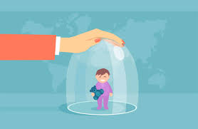 La sobreprotección materna nace, en la mayoría de los casos, del amor. Sin embargo, cuando el deseo de cuidar se convierte en control constante, puede afectar el desarrollo emocional y la autonomía de los hijos. Este fenómeno, cada vez más visible en la crianza moderna, merece una mirada equilibrada: entender sus causas, reconocer sus señales y, sobre todo, encontrar soluciones.