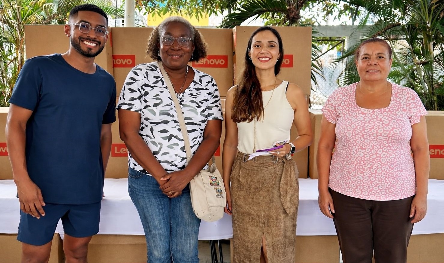 Fot1 En la imagen aparecen, de izquierda a derecha, José Pino, Carmen Hurtado, Ximena Pineda y Clara Ortiz, durante la entrega de computadores destinados a fortalecer los procesos educativos.