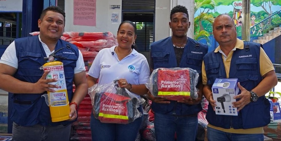 En la imagen, de izquierda a derecha: Diego Melo, Ana Obando, Alan Obando y Carlos Armando Portilla, durante la entrega de kits de emergencia destinados a beneficiar a las 64 instituciones educativas del Distrito de Tumaco.