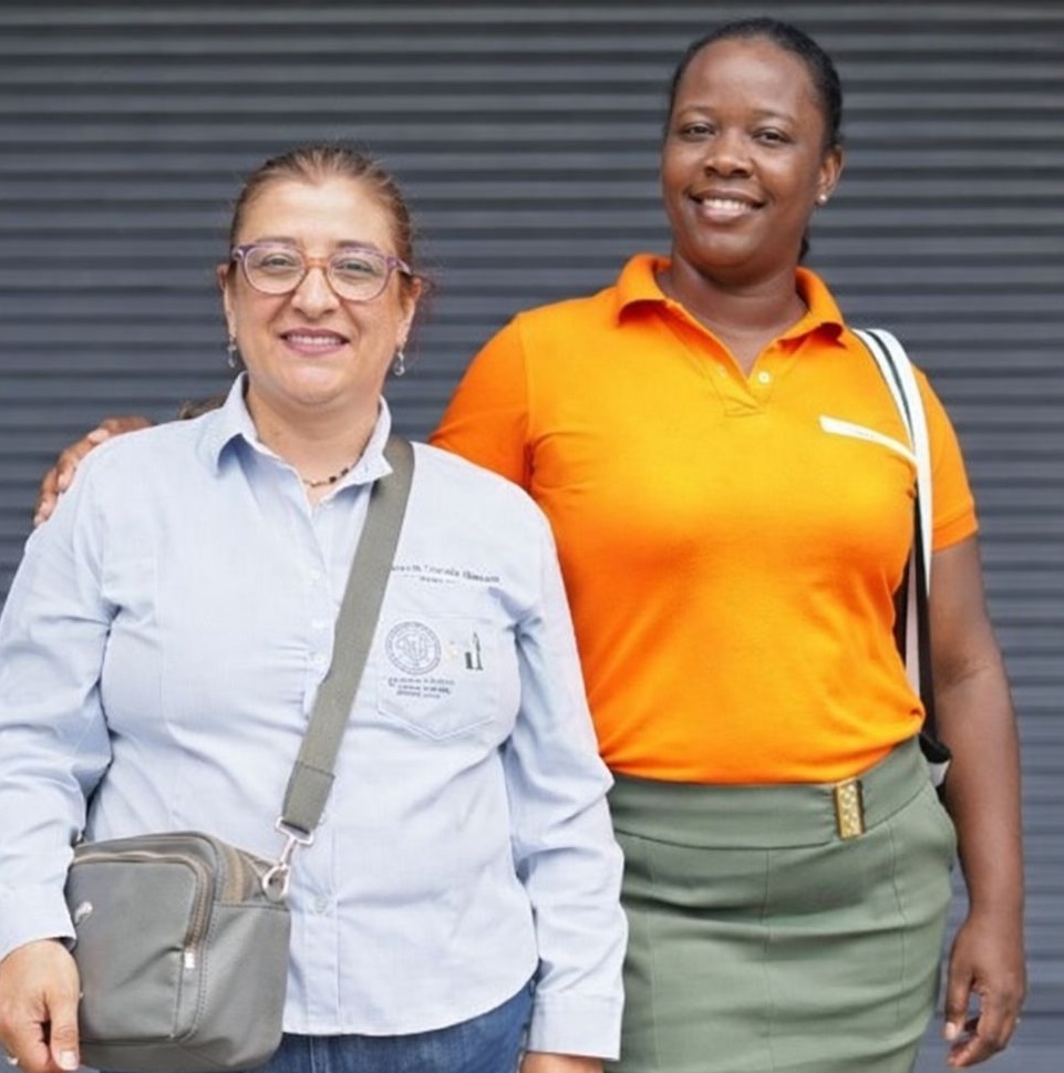 La imagen muestra a la rectora de la Universidad de Nariño, Martha Sofía González Insuasti, acompañada por la alcaldesa de El Charco, Diana Milena Palacios.