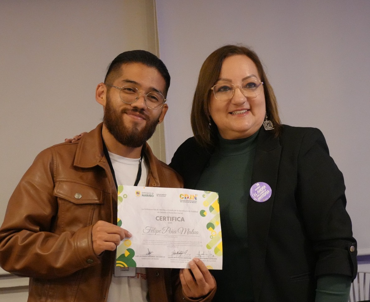 En la imagen aparecen Felipe Peña y Liliana Montúfar Andrade, secretaria de Equidad de Género e Inclusión Social, quienes participaron en la posesión del Consejo Departamental de Juventud (CDJ) de Nariño 2026.