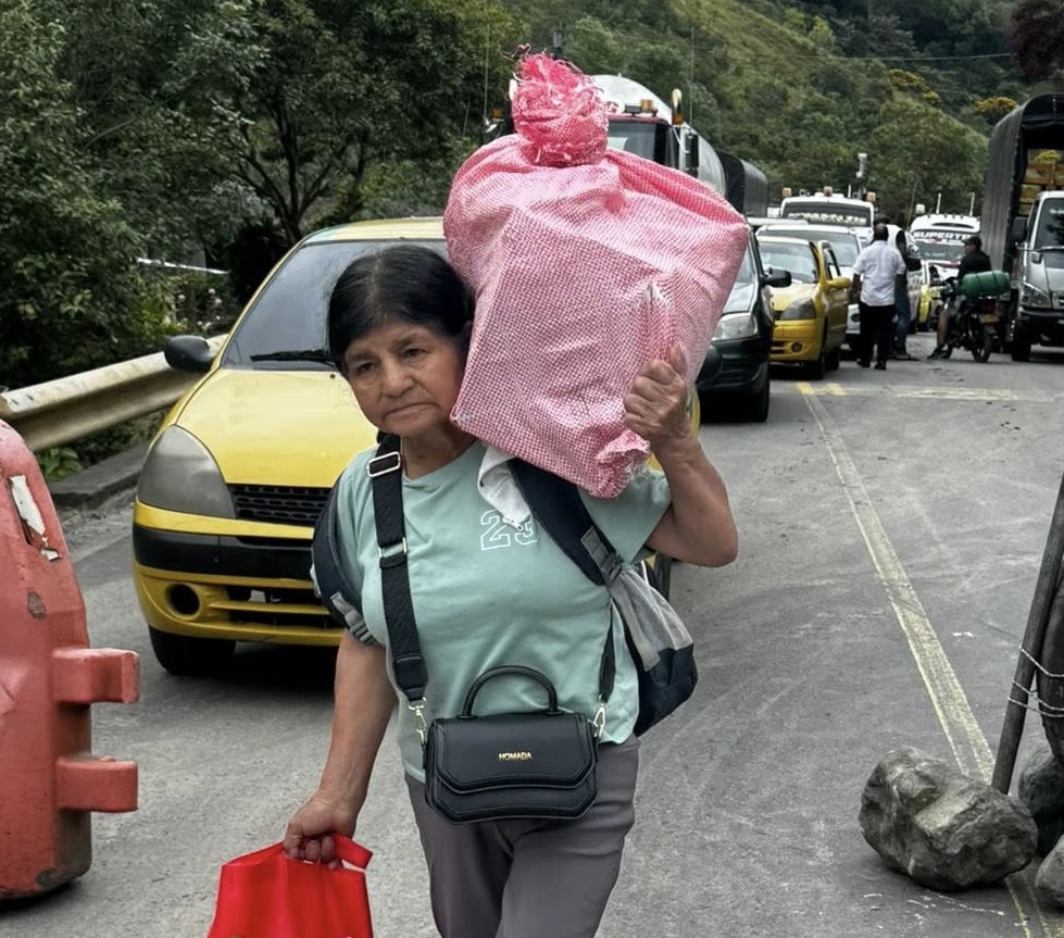 En la imagen se observa a la pasajera Rosa Ortiz, quien debió descender del vehículo en el que se movilizaba luego de permanecer varias horas a la espera de poder continuar su trayecto hacia su destino.
