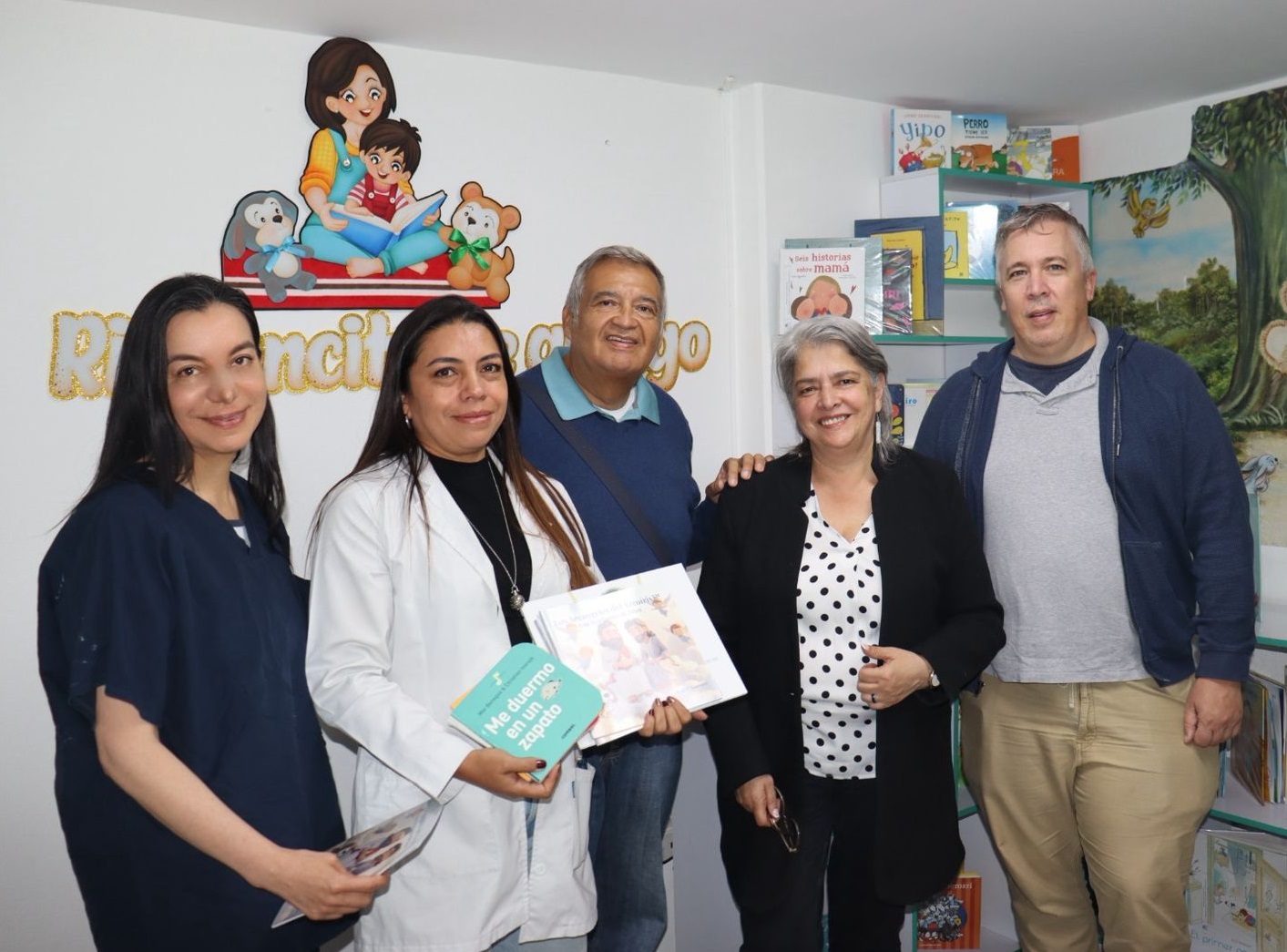 En la imagen, de izquierda a derecha, aparecen Jenny Eraso, Lorena Benavides, Juan Carlos Guerrero, Nigel Smith y Mariela Guerrero, quienes participaron en un encuentro en la biblioteca ‘Rinconcito de Abrigo’.