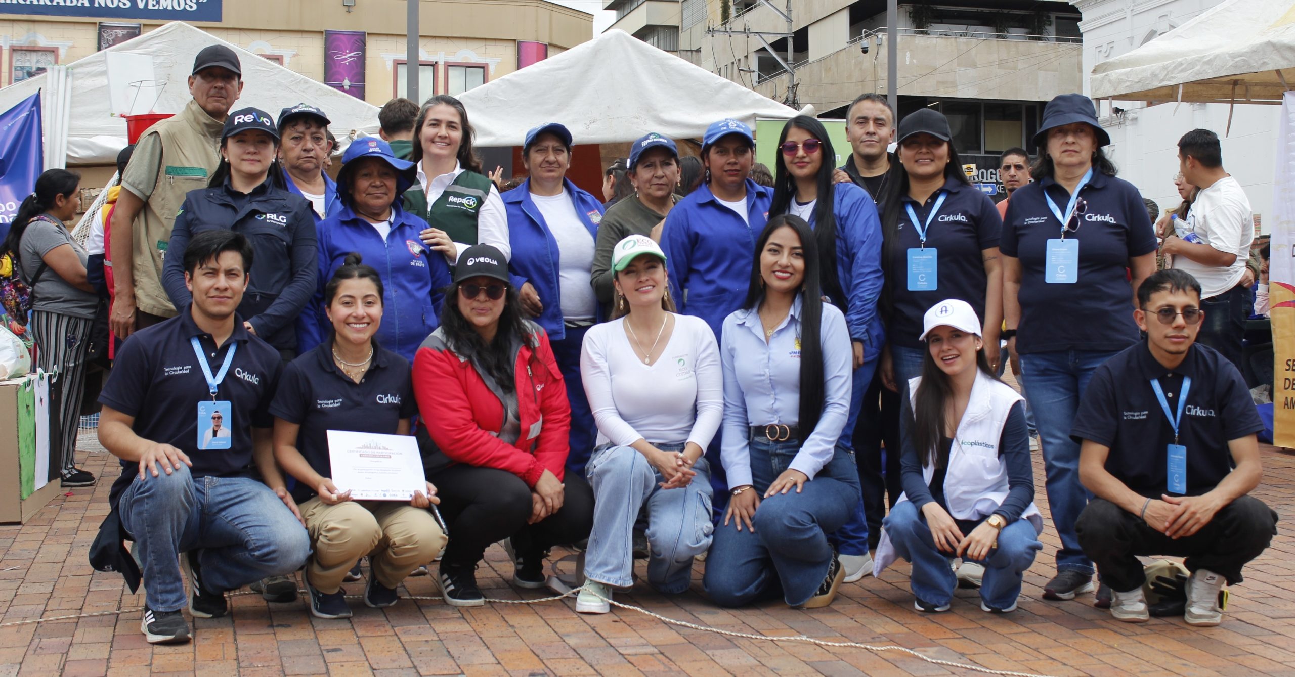 En la imagen aparecen Alexander Yama, Andrea Jerez, Daniela Buchely, Ana Lorena Caicedo, Nataly Vallejo, Diana Erazo, David Salazar, Jeimy Rojas, Carmen Salas, Elizabeth Pizano, Esperanza López, Concepción meneses, Paola López, Diana Cuaran, Carolina Montilla y Teresa Pérez.