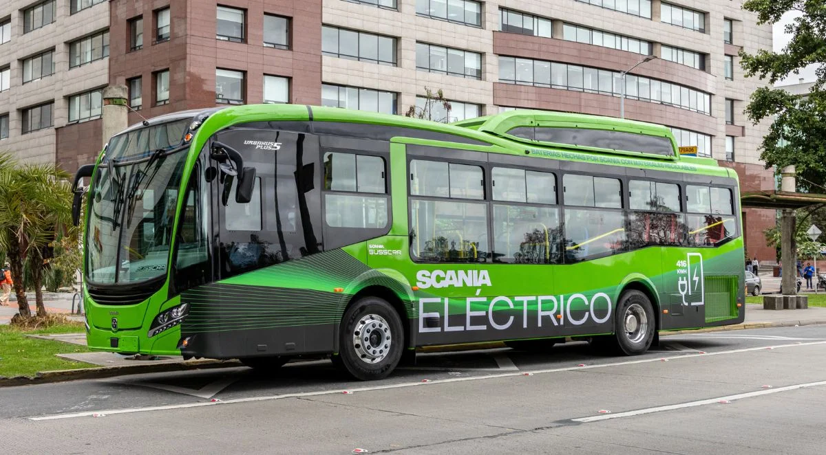 Colombia mantiene el liderazgo regional en movilidad eléctrica con la expansión de flotas eléctricas para TransMilenio y TransMiZonal. Bogotá ya opera cientos de buses cero emisiones y proyecta la llegada de nuevas unidades con mayor autonomía y sistemas inteligentes de gestión.