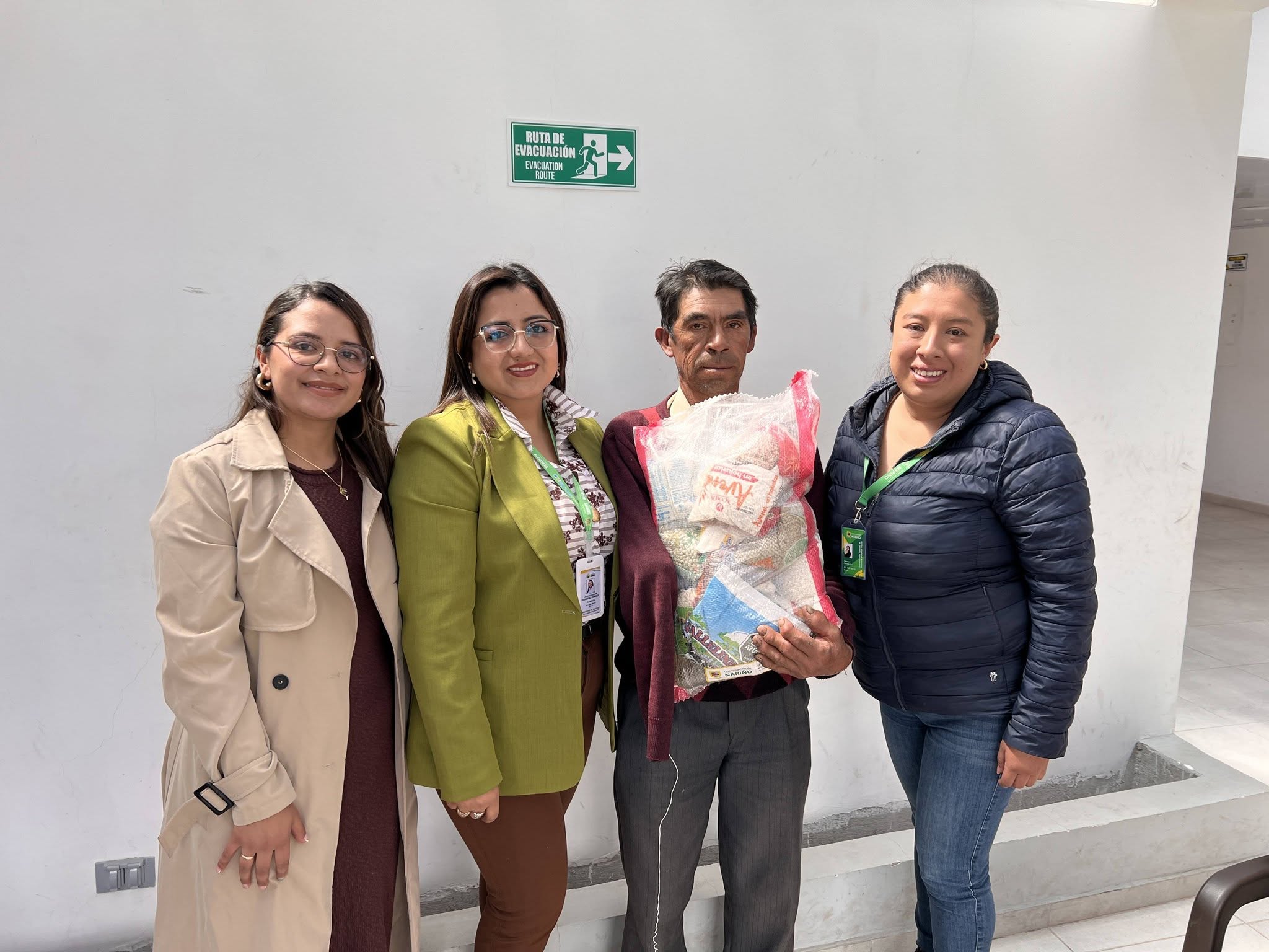 Entregan kits alimentarios a personas con discapacidad en Sapuyes
