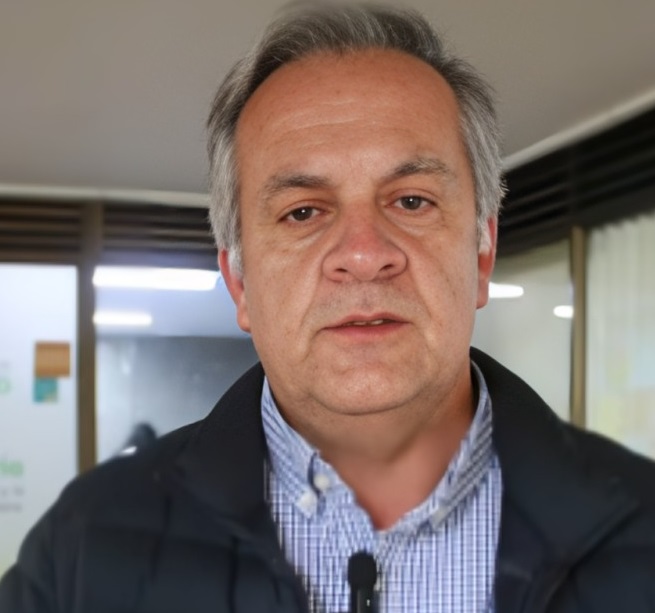 Carlos Sánchez, asistente.