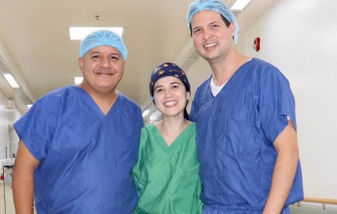 El equipo de especialistas, conformado por los doctores Darío Burbano, Valentina Dávila y Gilberto Jaramillo, lidera la innovación en procedimientos endoscópicos para el tratamiento de la obesidad.