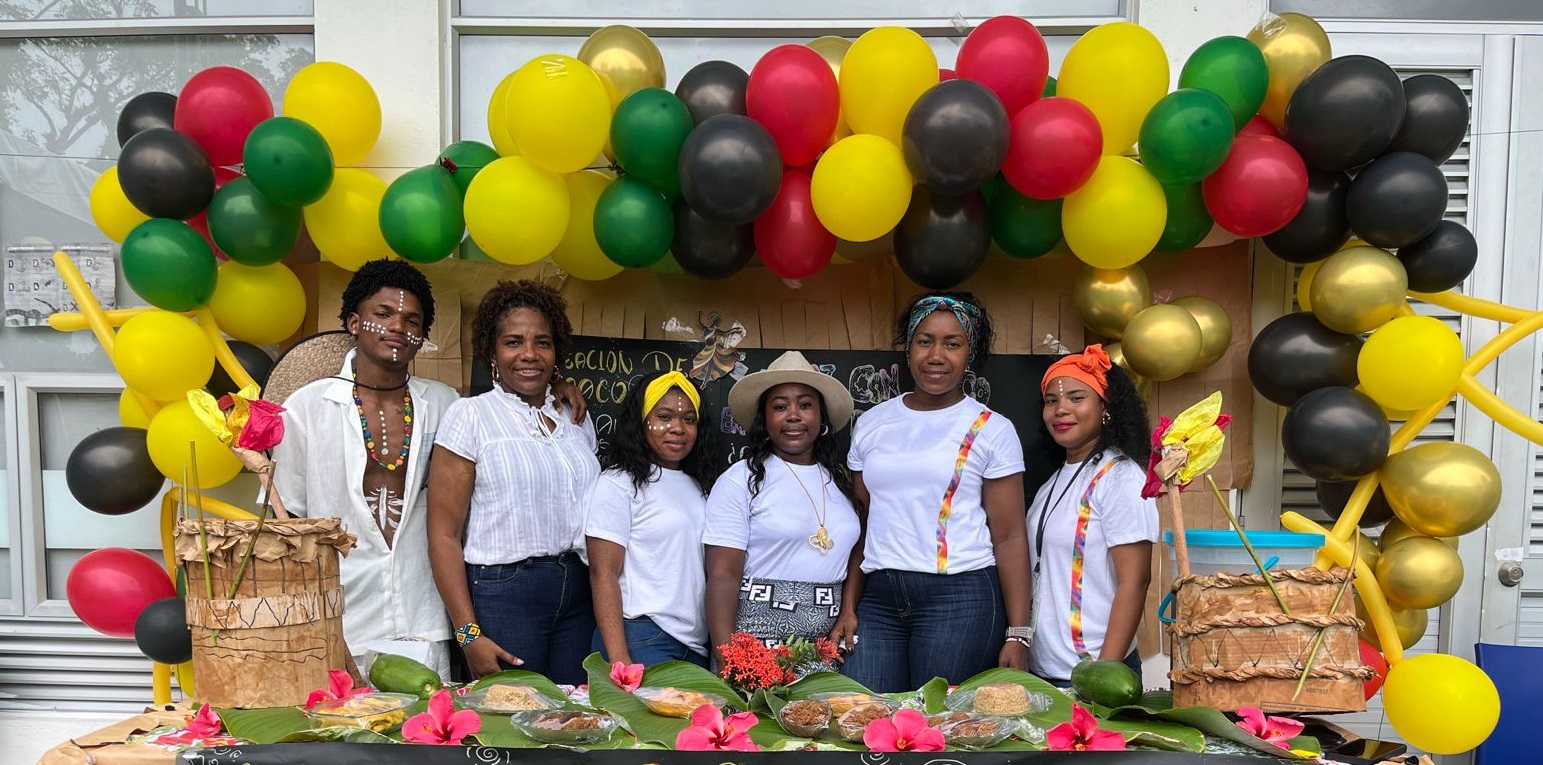 En la imagen aparecen Kevin Ávila, Yaleni Rincón, Zamira Valverde, Linda Mesa, María Casierra y Karen Salazar, quienes participaron en la conmemoración del Día de la Afrocolombianidad, una fecha que destaca la historia, los aportes y la riqueza cultural de las comunidades del Pacífico nariñense.
