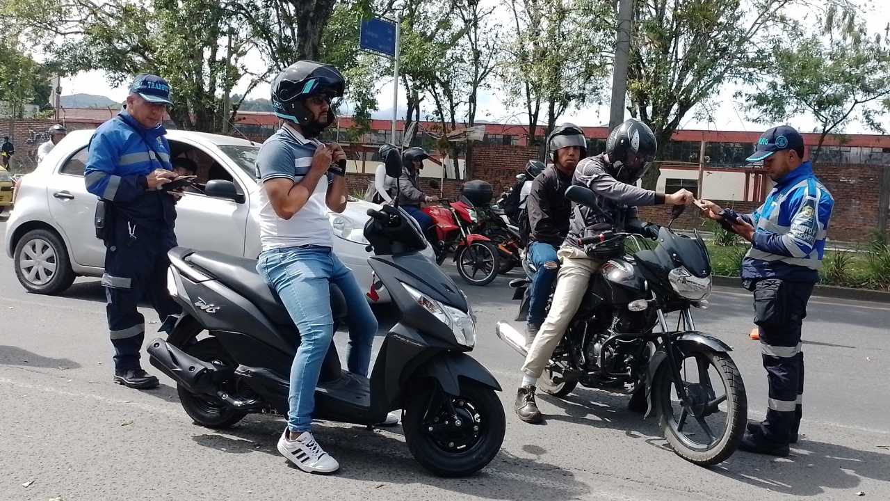 Los patios de tránsito en Bucaramanga enfrentan una crítica situación por la acumulación de motos y vehículos inmovilizados. Según reportes recientes, más de 10.000 motocicletas permanecen retenidas en los parqueaderos autorizados por las autoridades de movilidad, lo que ha generado congestión operativa y preocupación entre los ciudadanos.