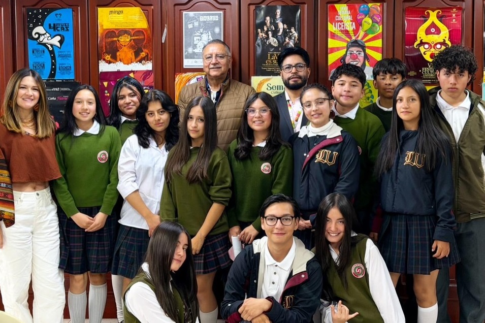 En la fila superior, de izquierda a derecha, aparecen Lorena Maury, María José Ramírez, Celeste Portilla, Laura Sánchez, Gabriela Checa, Álvaro Germán Rosales, Gabriela Botina, Ángela Ruano, César Villota, Daniel Ordóñez, Sara Riascos y Samuel López. En la fila inferior, de izquierda a derecha, se encuentran María José Rosero, Santiago Gamboa y María Camila Rosero.