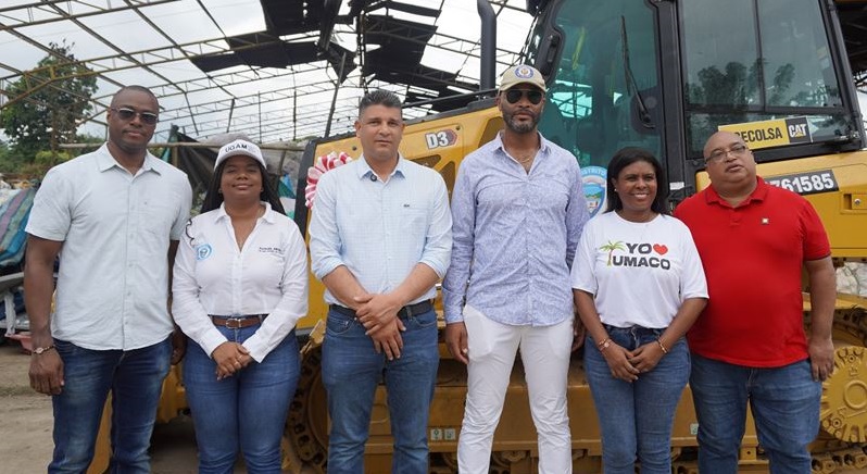 En la imagen se observa a Drema García, Félix Henao, Mery Arizala y Herlmer Quiñones, quienes participaron en la entrega de cinco equipos de maquinaria amarilla destinados a optimizar las operaciones del relleno sanitario Bucheli.