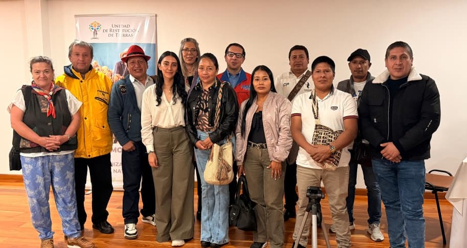 De izquierda a derecha: María Isabel Delgado Gaviria, Uriel Guevara, Polivio Pinchao, Estefany Checa, María Cristina Estupiñan, Lucerito Juajinoy, Álvaro Moreno, Janet Bisbicus, Héctor Guanga, Carlos Ortiz y Homero Cánchala.