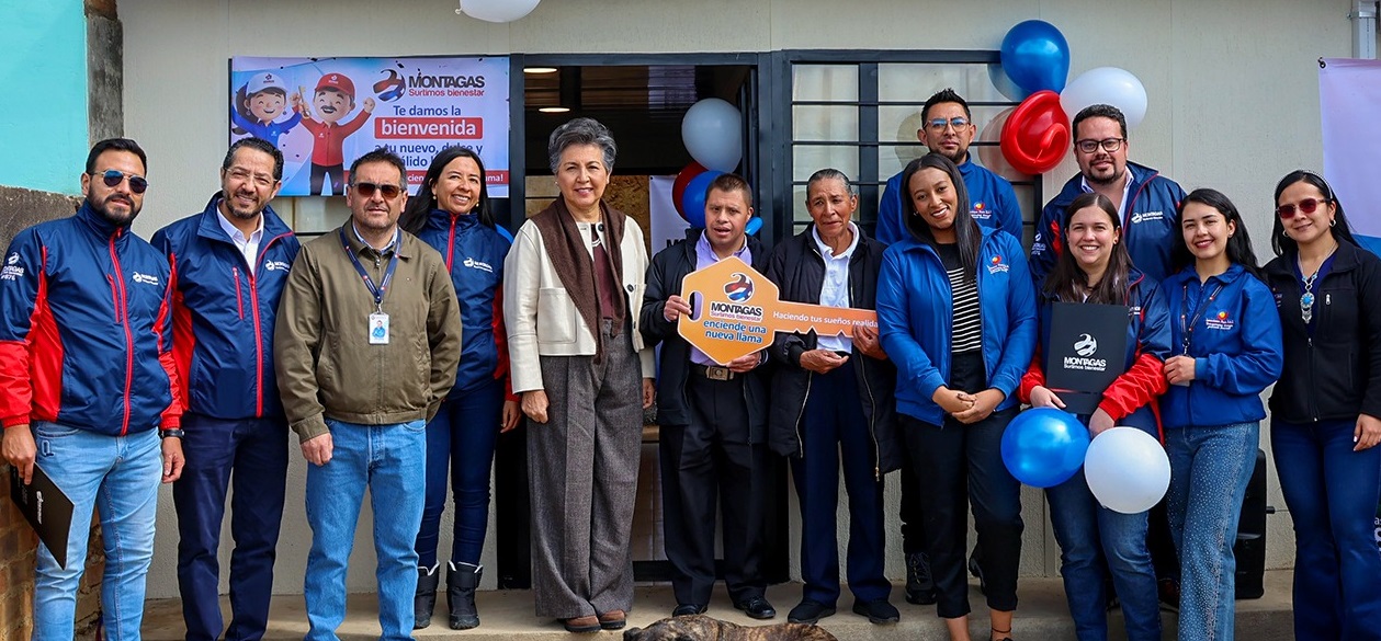 En la imagen, de izquierda a derecha: Mauricio Martínez, El - Laythy B. Safa H, Pablo Cháves, Gloria Báez, Ana Cháves, Julián Burbano, Carmen Burbano, Natalia Zapata, Ricardo Fierro, Hernán Ortega, Juliana Patiño, Karen Benavides y Leslie Santacruz.