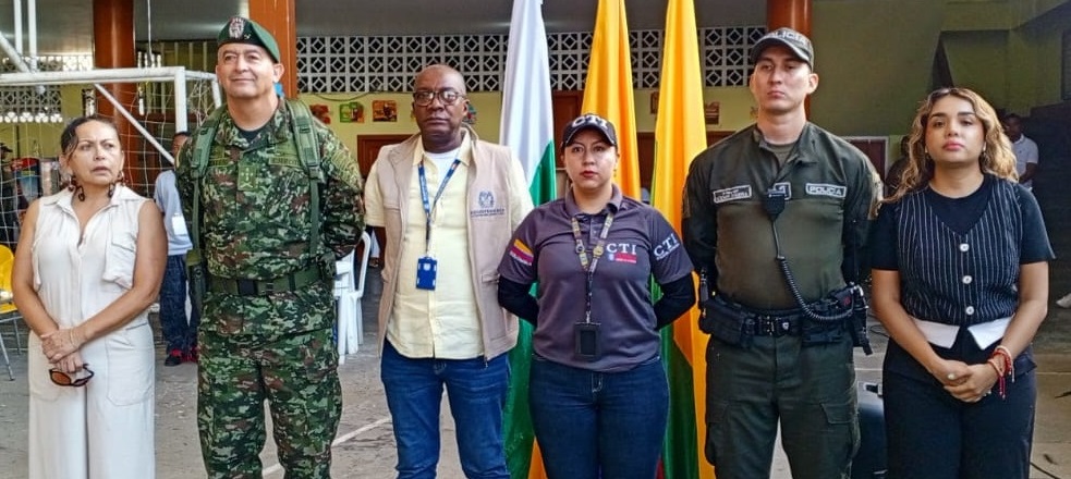 En la imagen aparecen Mercedes Solarte, William Morales, Manuel Mosquera, Elizabeth Rodríguez, Leonardo Rivera y Mónica Riascos, quienes dieron apertura a la jornada electoral en el municipio de Tumaco, desarrollada en un ambiente de normalidad y tranquilidad.