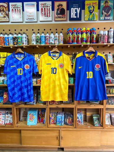 Escasez de camisetas de la Selección Colombia preocupa a comerciantes y aficionados en el centro de Cali