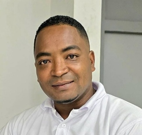 José Cajares, gerente.