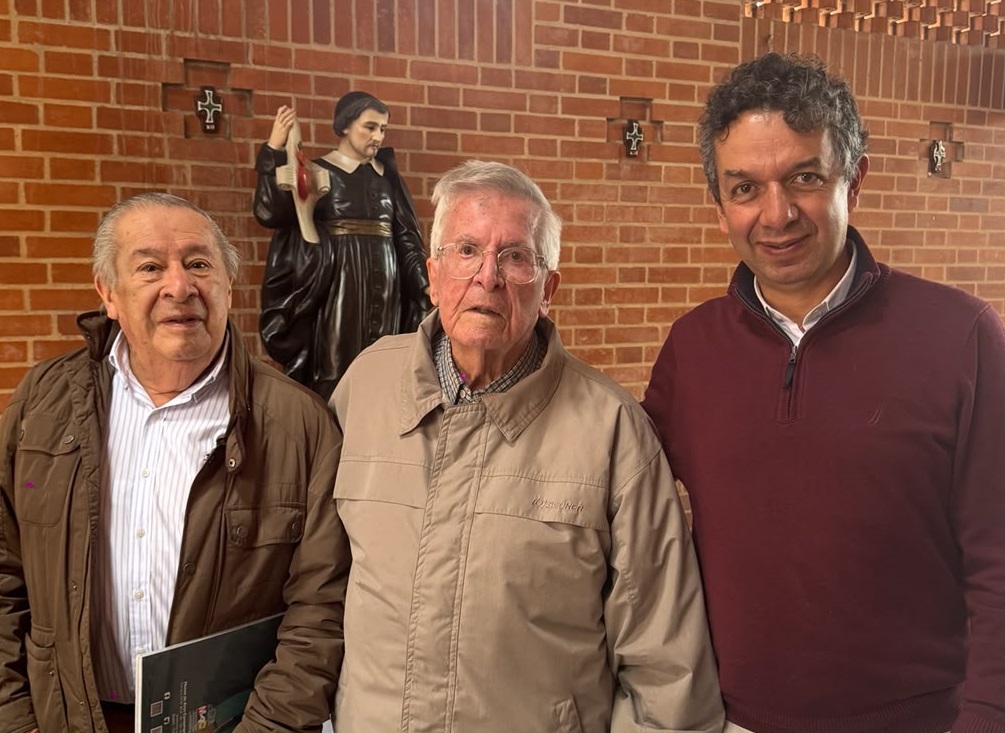 Ramiro Montenegro, el padre Diego Jaramillo y Mauricio Bastidas durante el encuentro sostenido en Bogotá, donde avanzaron en la gestión de proyectos culturales y ambientales para el departamento de Nariño.