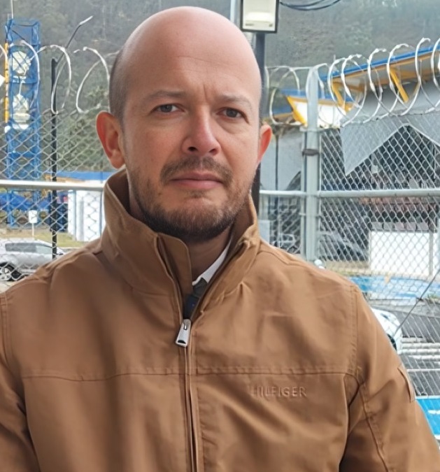 Jorge Tobar, profesional.
