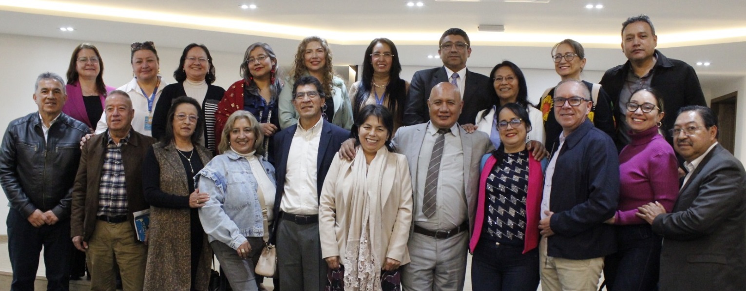 En la parte superior de la imagen aparecen Alicia Lucero, Olga González, Dora Estrada, Maricel Cabrera, Gloria Jurado, Mónica Quintero, Gerardo Lara, Rosa Nelly Mueses, Eudoxia Moncayo y Mario Rubio. En la parte inferior se encuentran Oscar Narváez, Marly Antolines, Fabio Cabrera, Nelsy Ayala, Ricardo Campaña, Luz Marina Zúñiga, Oscar Mata, Patricia Grijalba, Gloria Paz, Arturo y Álvaro Arciniegas.