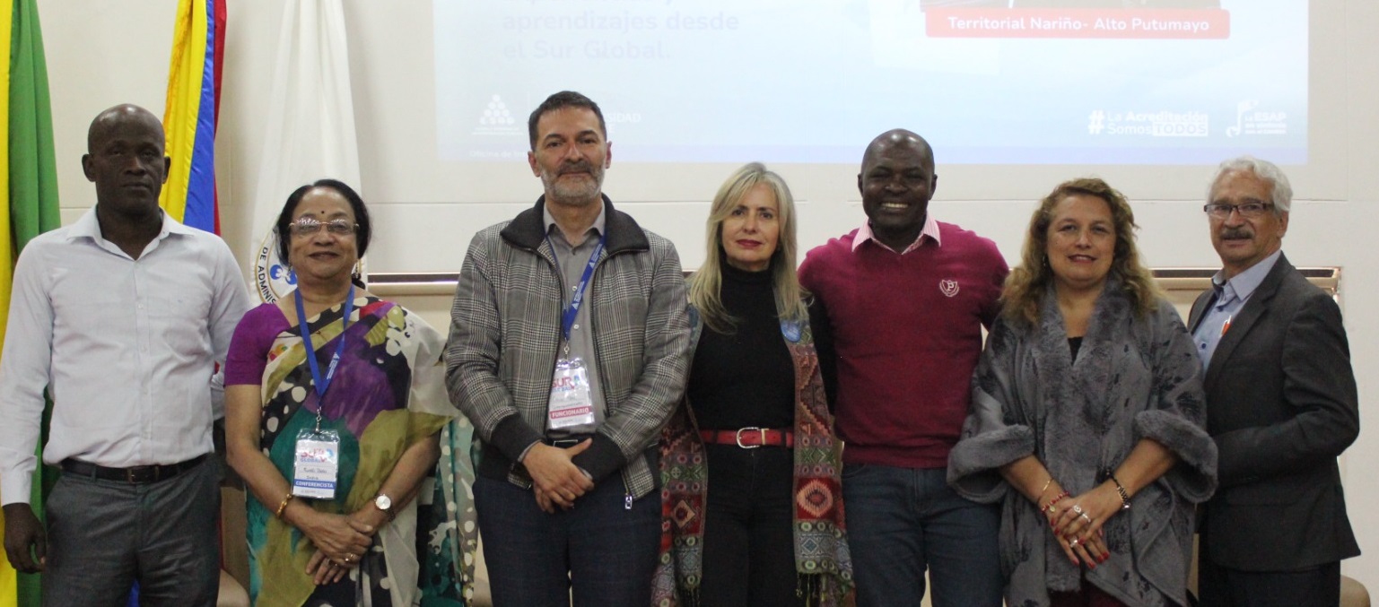 En la imagen, de izquierda a derecha, aparecen Ricardo Culma, Rumki Basu, César Páez, Elsy Melo, Joel Estupiñán, Andrés Rengifo y David Villarreal, quienes participaron en el encuentro académico ‘Sur Global: Réspice Simili’, realizado en la ciudad de Pasto.