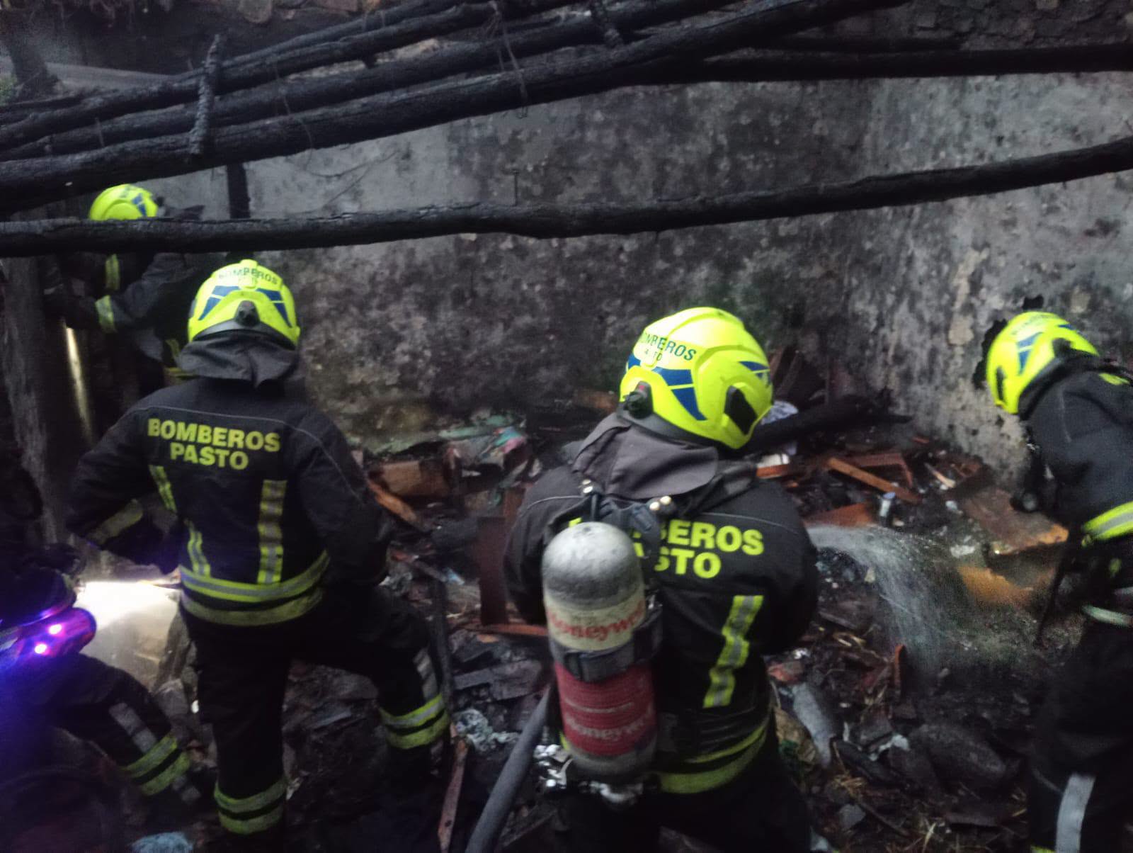 Bomberos controlan incendio en una vivienda del barrio Las Mercedes, en Pasto