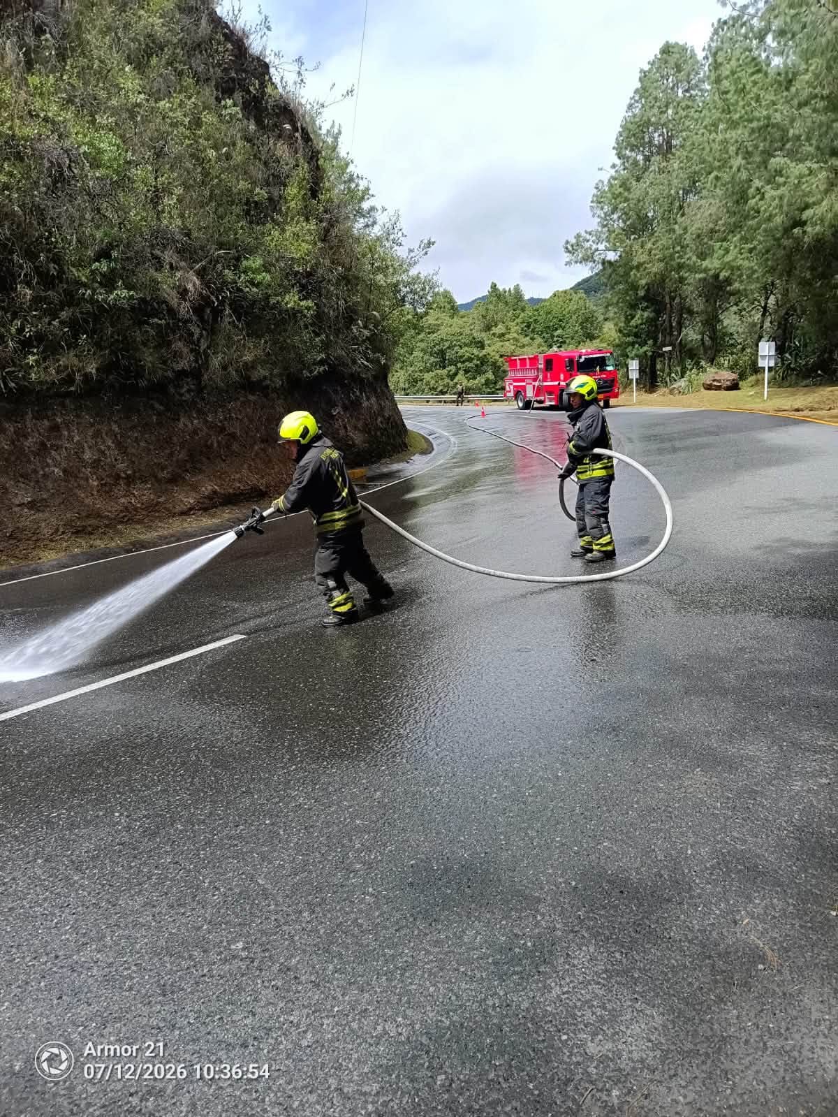 Bomberos de Pasto atienden emergencia por derrame de aceite en el puente sobre el río Bermúdez