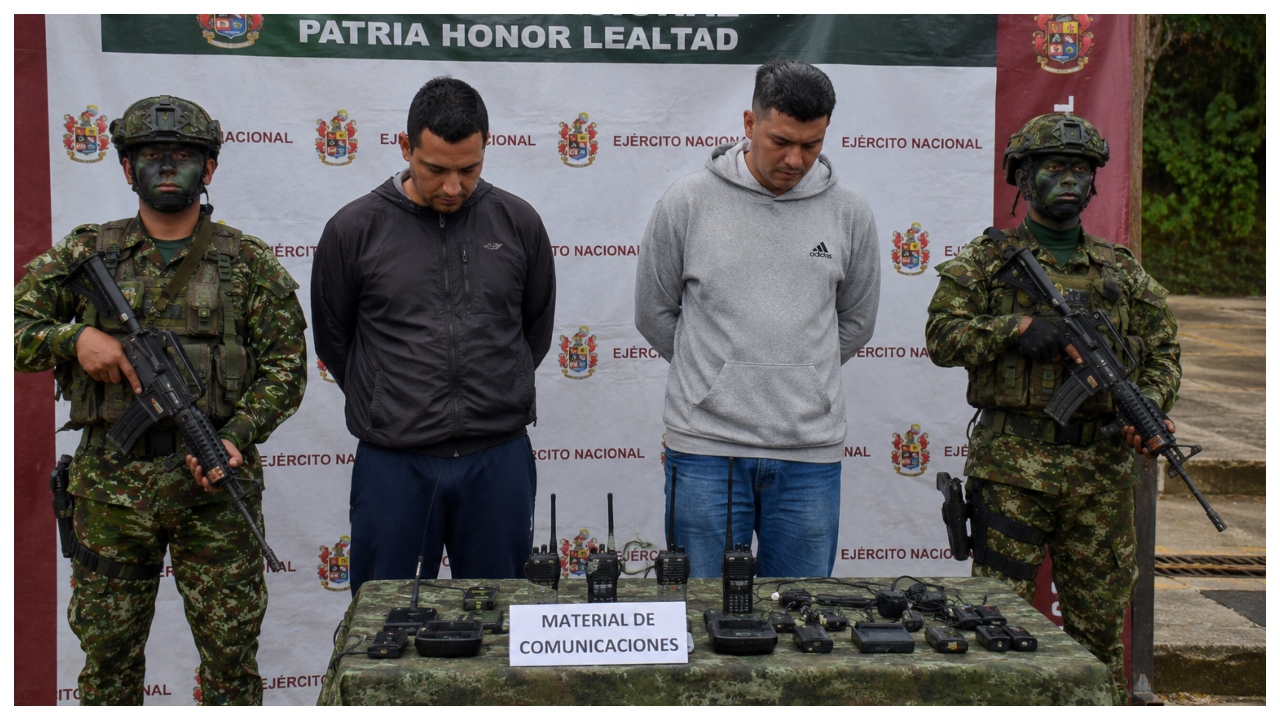 El Ejército Nacional confirmó la captura de dos hombres señalados de integrar la estructura Jaime Martínez durante un operativo en zona rural de Jamundí. En el procedimiento también fueron incautados equipos de telecomunicaciones que serían utilizados por esta organización armada ilegal.