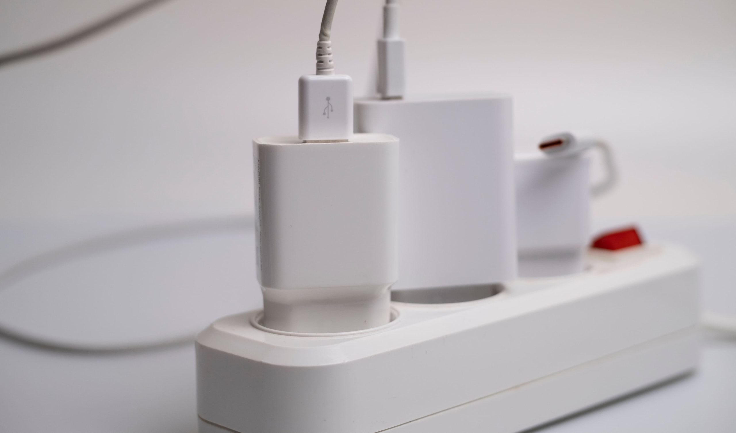 Cargador del celular conectado a un tomacorriente sin el teléfono, mostrando una práctica que puede generar riesgos y consumo de energía.