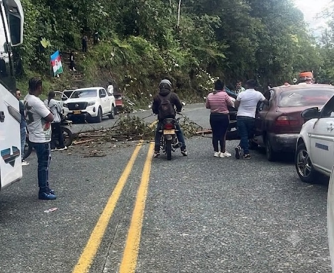 El cierre indefinido de la vía Pasto–Tumaco se mantiene a la altura del kilómetro 113, en el corregimiento de El Diviso, jurisdicción del municipio de Barbacoas.