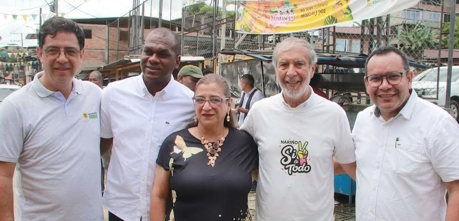En la imagen aparecen Rodrigo Duque, Mario Hurtado, Martha González, Pedro Vicente Obando y Adrián Alexander Zeballosf, quienes celebran la aprobación de este proyecto educativo para el Pacífico nariñense.