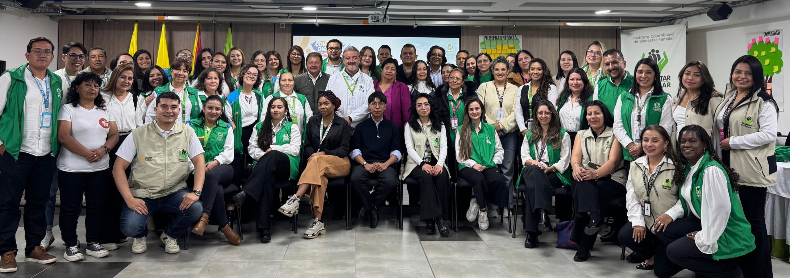 En la imagen aparecen Luis Higuera, Elías Toro, Yovana Burbano, Jeimy Caicedo, Andrés Chalapud, Natalia Ibarra, Paola Chaves, María Bravo, Deisy Suárez, Mónica Calpa, Dania Vallejo, Wilson Aguilar, Yuver Pacheco, Karen Araujo, Blanca Rodríguez, Olga Guerrón, Leidy Chaves, Mayerli Guacan, Milena Rivera, Paula Rosero, María Botina, Adriana Rodríguez, Julieta Ojeda, Mónica Chamorro, Giovana Ponce, Liliana Tenorio, Lorena Mallasquer, Diana Ledezma, Juan Castro, Jorge Villegas, Leidi Delgado, Erika del Pilar, Alexander Gómez, Estefanía Peña, Mary luz Córdoba y Lina Villota.