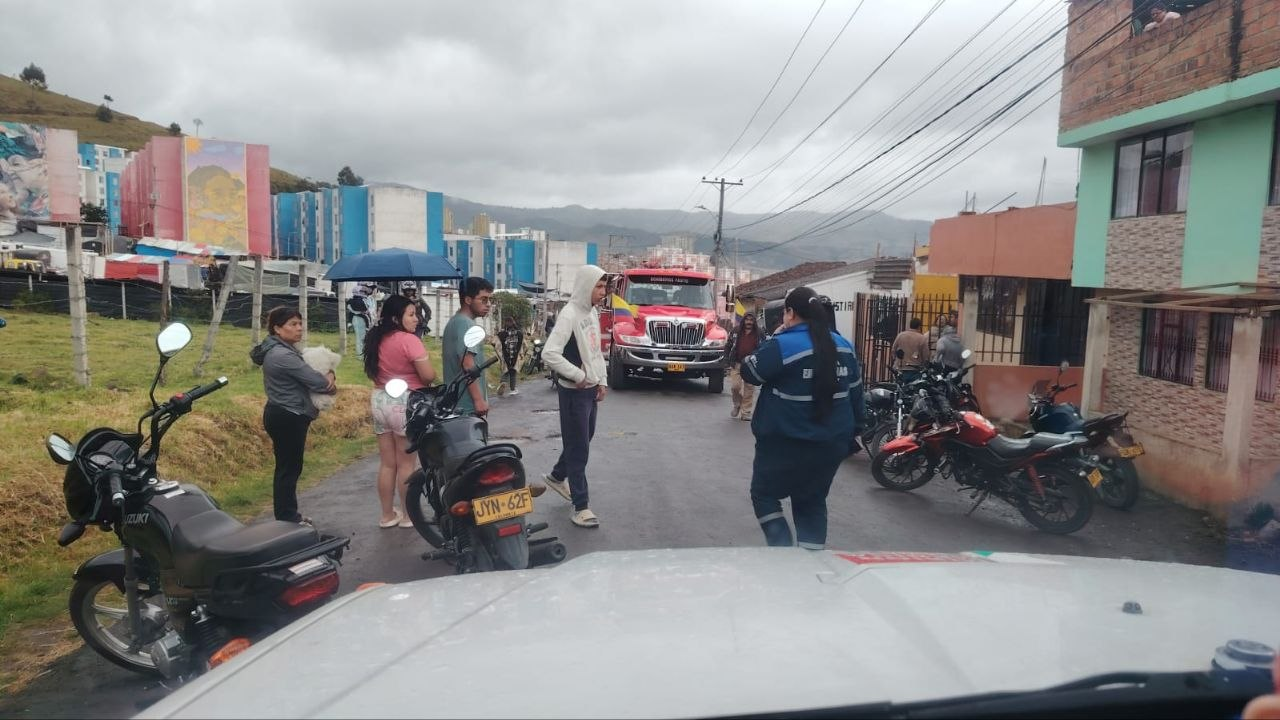 Incendio en parqueadero de la Comuna 10 dejó varios vehículos afectados