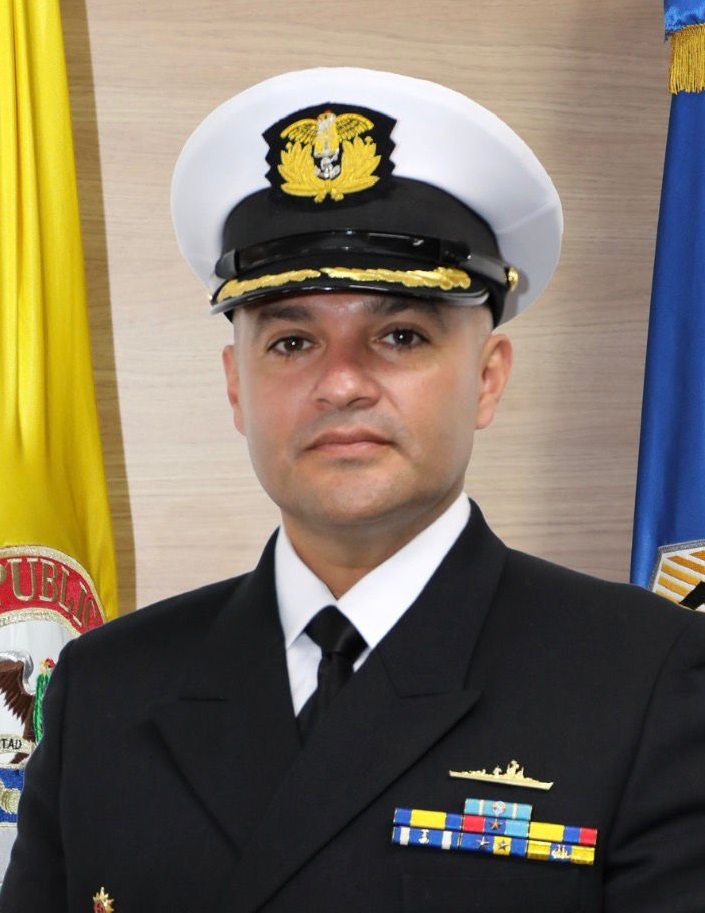 Julián Salgado, capitán.
