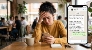 Conversación de WhatsApp en un teléfono móvil con mensajes que representan posibles señales de manipulación emocional dentro de una relación.