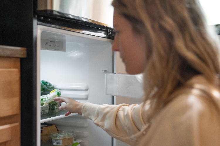 Recipiente con bicarbonato de sodio dentro de un refrigerador limpio para ayudar a eliminar los malos olores de forma natural.