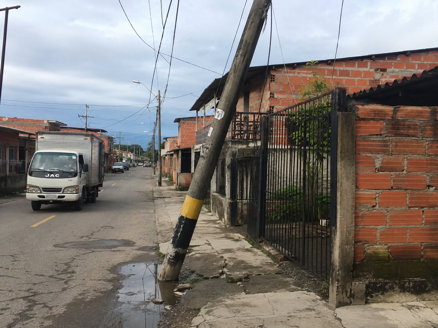 Comunidad solicita intervención de poste averiado en Bugalagrande