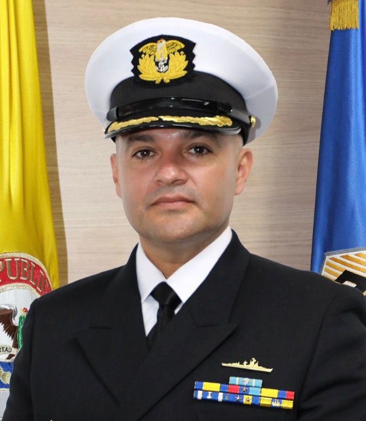 Julián Salgado, capitán.