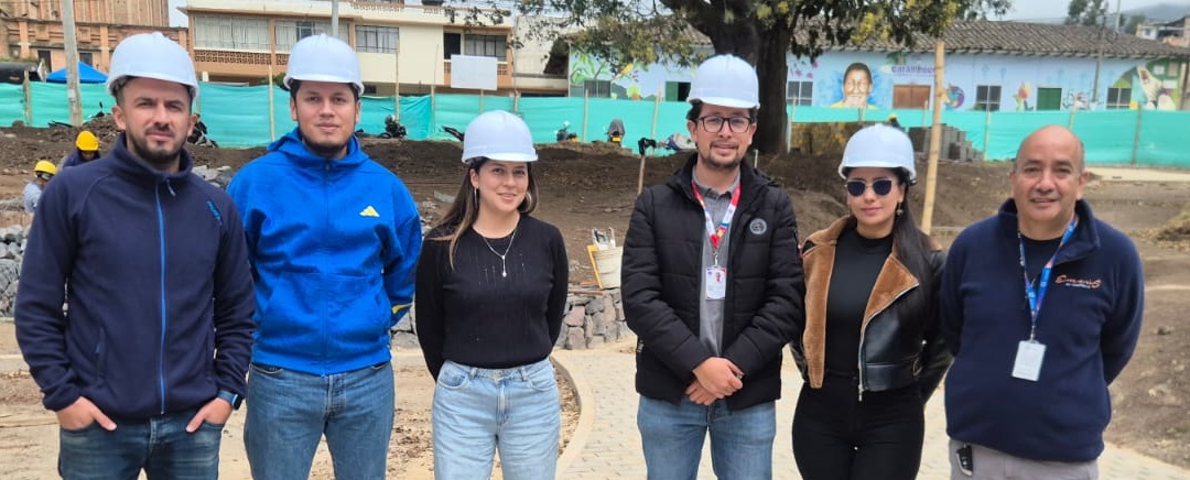 Equipo de la Administración Municipal realiza seguimiento a la intervención del parque principal de Catambuco. En la imagen: Jorge Rodríguez, Sebastián López, Sofía Romo, Daniel Zarama, Kelly España y Álvaro Dávila.