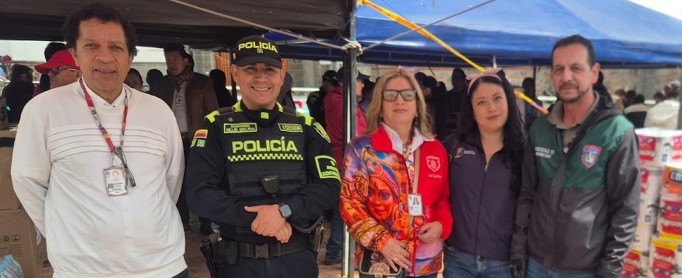 De izquierda a derecha: Henry Díaz, Miller Guativa, Aida Ojeda, Erika Quiñónez y Guido Palacios, durante la jornada de recolección de ayudas humanitarias en Pasto.