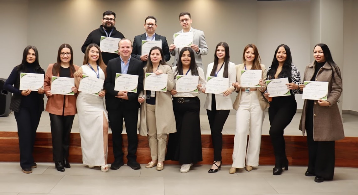 En la imagen aparecen Luisa Revelo, Angélica Arellano, Daniela Barco, Antonio José Veira, Claudia Arevalo, Sandra Bravo, Daniela Rosas, Juliana Chaves, Fernanda Obando, Julieth Sierra, Camilo Bastidas, Luis Antonio Mueses y Luis Guerrero.
