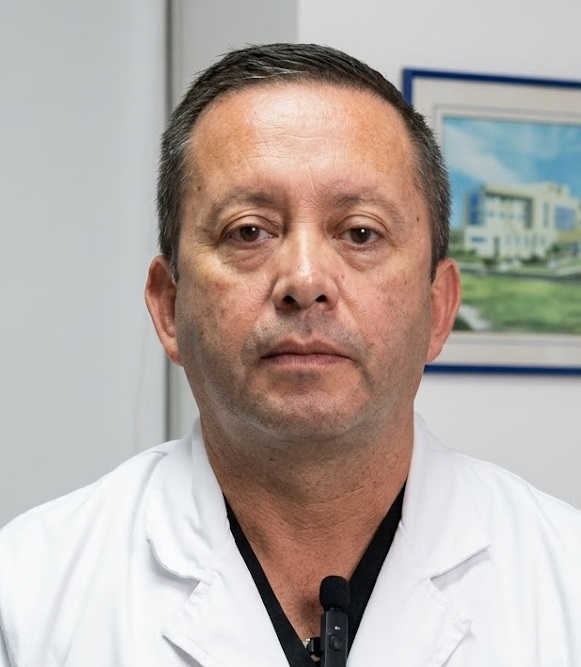 Óscar Cerón, gerente.