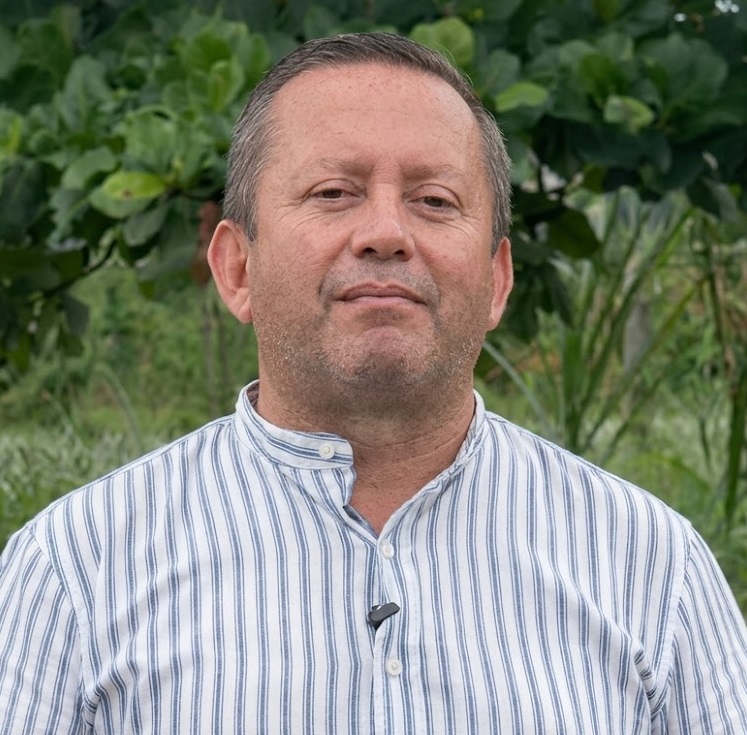 Óscar Cerón, gerente.